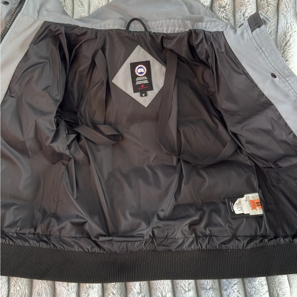 Women's Authentic Canada Goose Gray Bomber Jacket - Picture 4 of 10